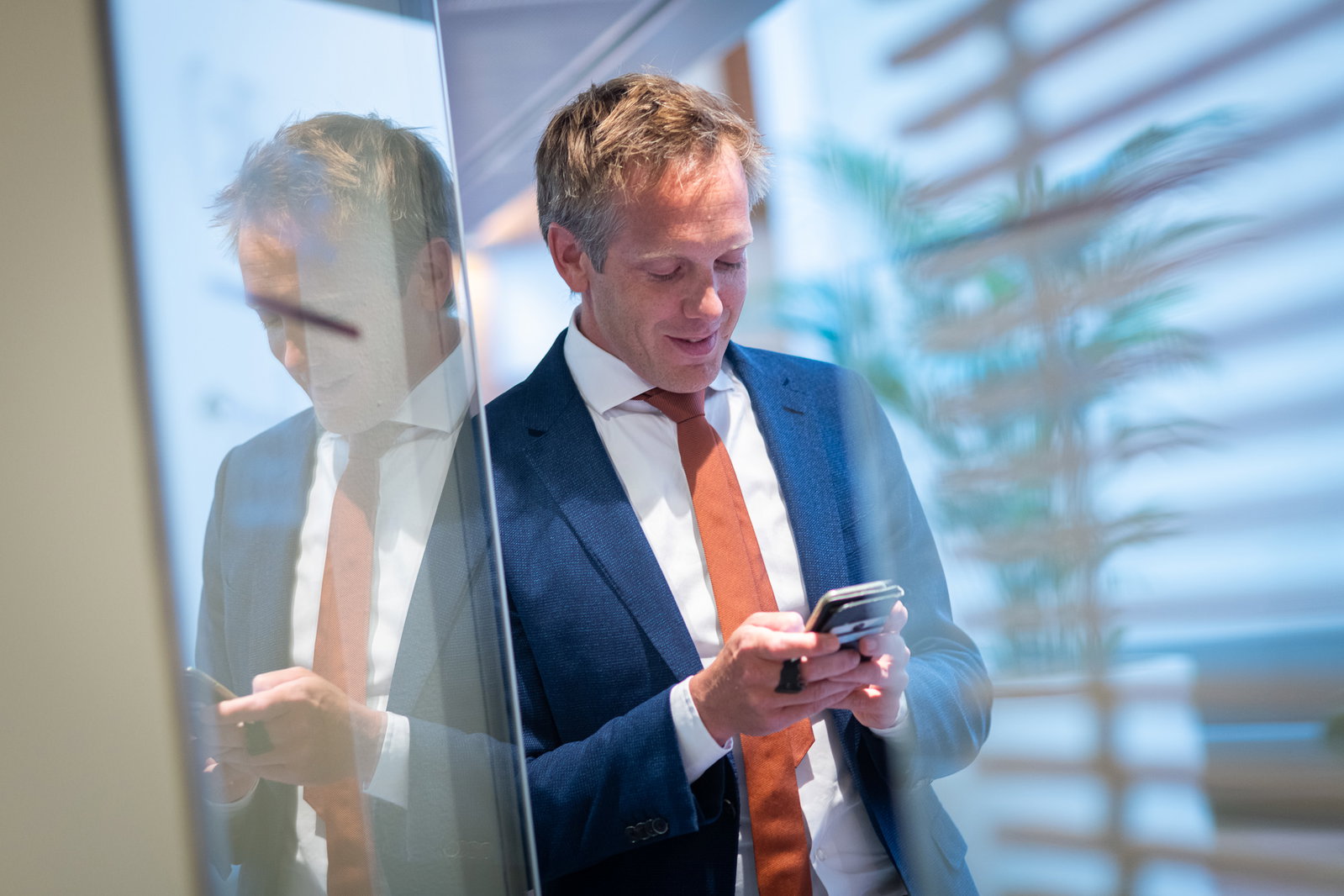 portret-spiegeling-telefoongebruik-telefoon-whatsapp-communicatie_190917_3237_HZF2039